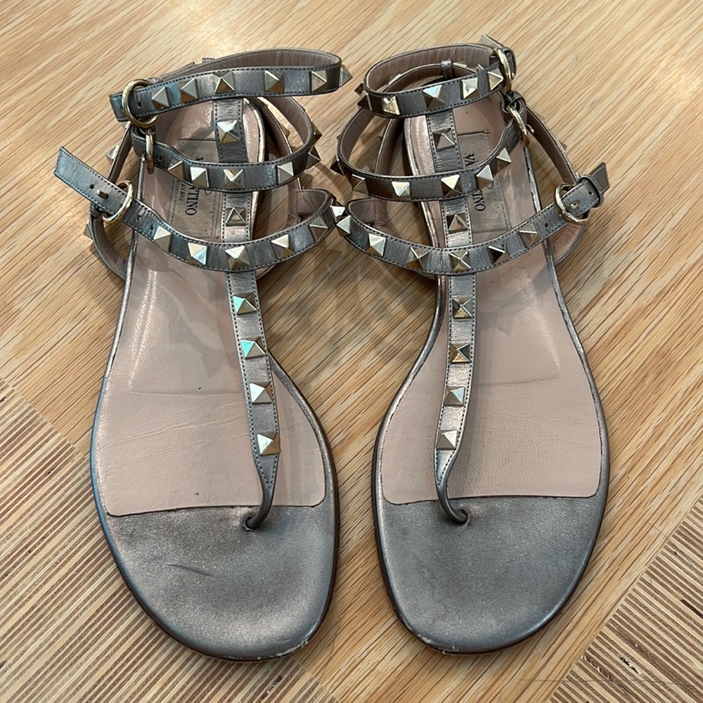 Valentino ROCKSTUD METALLIC FLAT FLIP-FLOP SANDAL